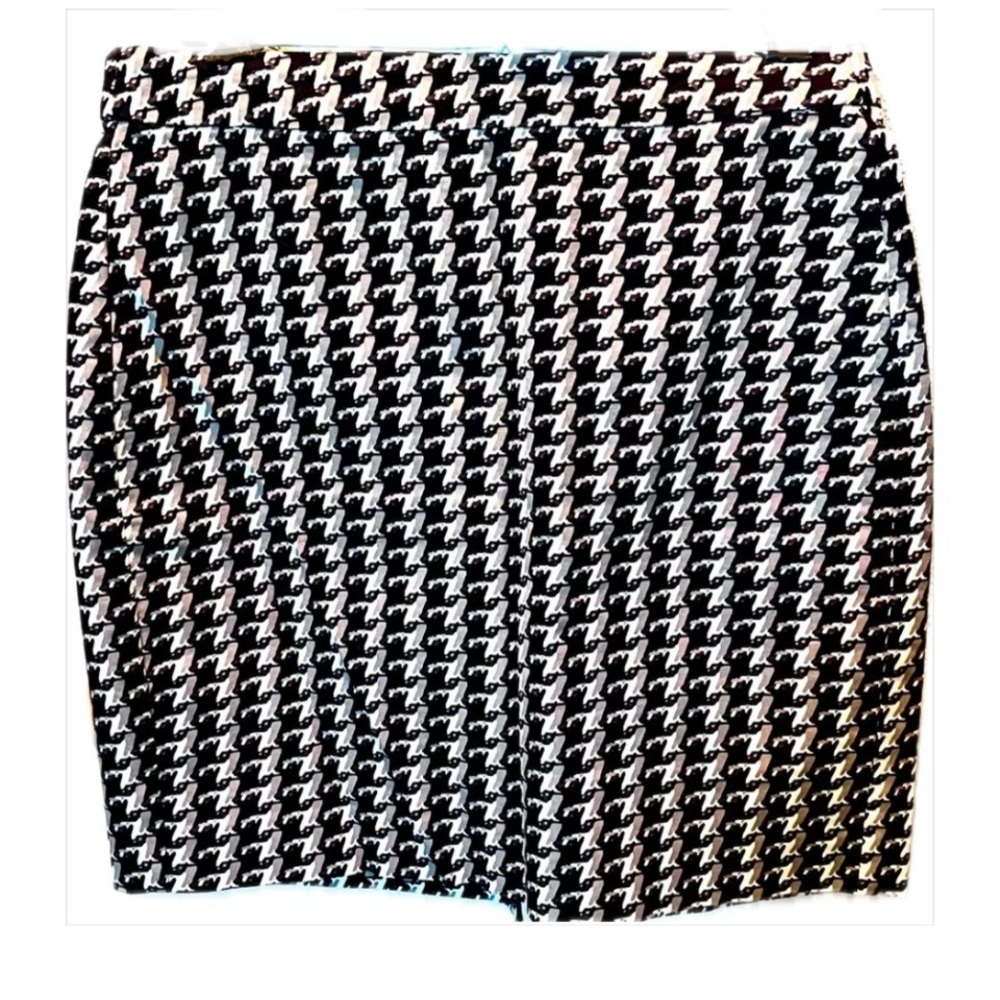BANANA REPUBLIC Houndstooth Mini Skirt
Size 4P
NWOT